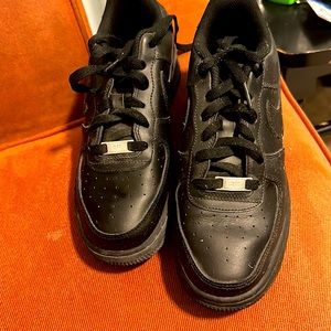 Black air force’s probably only worn like 5 times 6.5y but fits 8-8.5 woman’s !